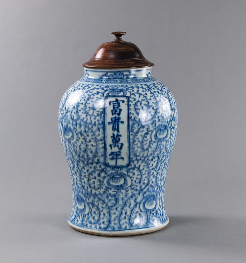 <b>A BLUE AND WHITE DECORATED FLOWER VASE WITH INSCRIBED PANEL AND WOOD COVER</b>
