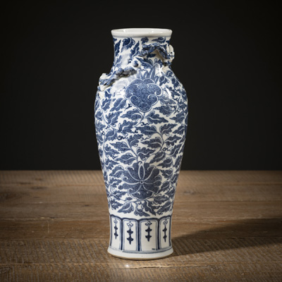 <b>A BLUE AND WHITE FLOWER AND CHILONG VASE</b>