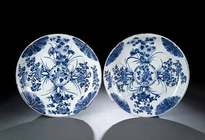 <b>A PAIR OF BLUE AND WHITE FLOWER PORCELAIN PLATES</b>