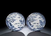 <b>A PAIR OF BLUE AND WHITE TIGER AND DRAGON PLATES</b>