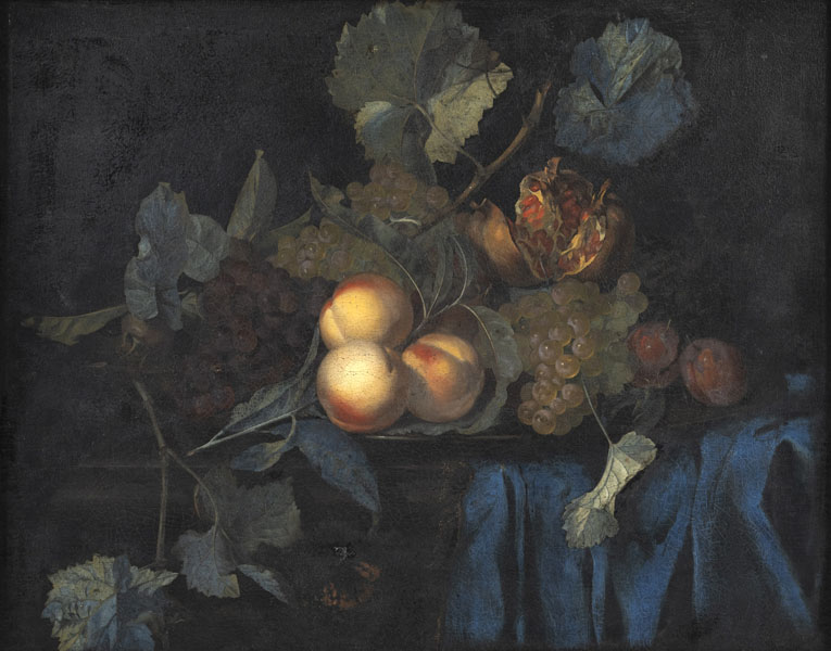 Stillleben mit Pfirsichen, Trauben und Granatapfel auf blauem Tuch vor dunklem Hintergrund. Öl/Lwd./Holz.