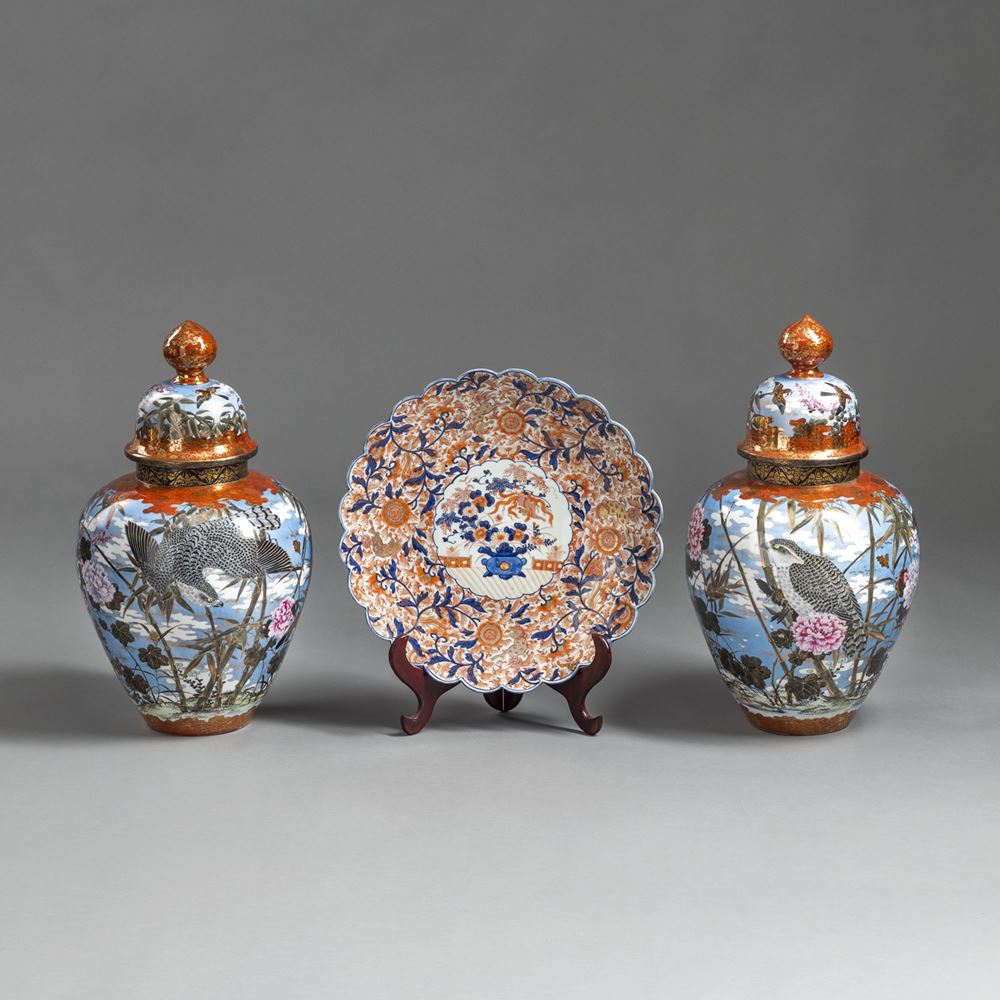 <b>A PAIR OF LARGE KUTANI STYLE PORCELAIN COVERED VASES WITH FLORAL AND BIRD DECORATIONS AND A CHRYSANTHEMUM-SHAPED IMARI PLATE</b>