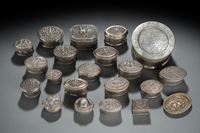 <b>A GROUP OF SMALL LIDDED MOSTLY SILVER BOXES</b>