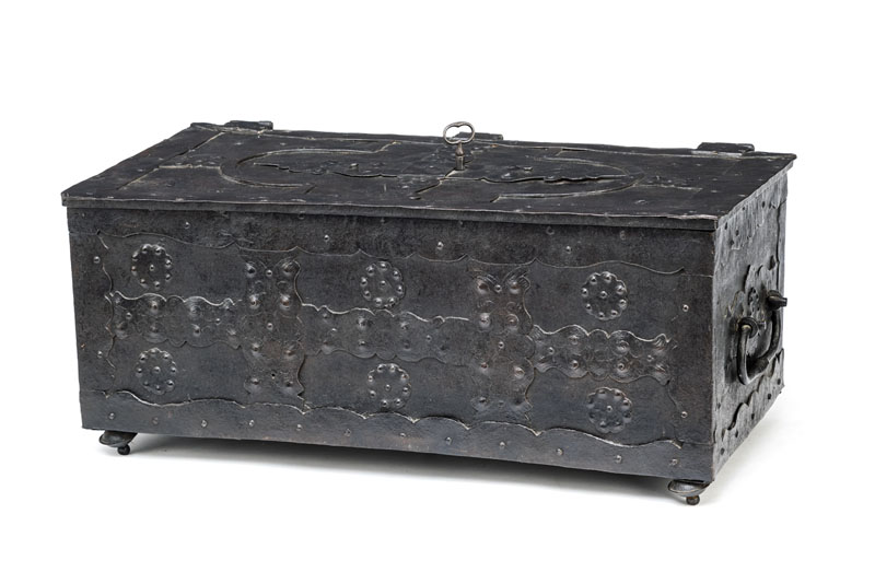 <b>Rectangular body on 5 feet with two movable handles on both sides. Hinged lid with concealable keyhole, the engraved lock underneath the cover with 8 bolts and 4 hooks and with, probably added, polychrome painting and date 