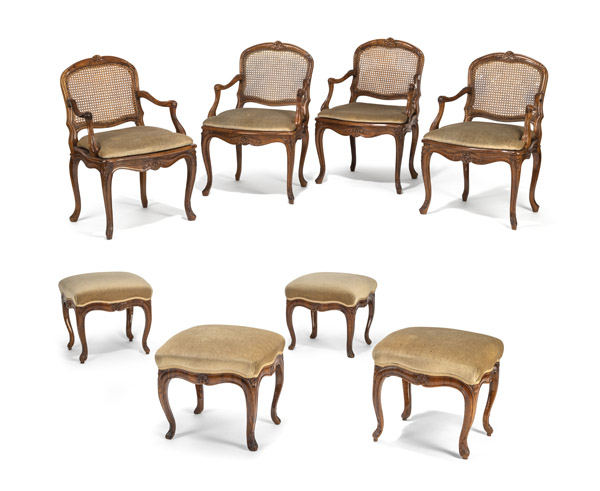 <b>Serie von vier Hockern und Serie von vier Barock-Fauteuils</b>