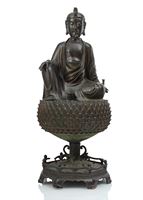<b>Sehr seltene und feine feuervergoldete Bronze des Avalokiteshvara auf einem Lotusthron</b>