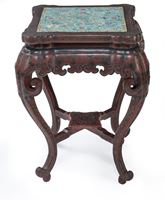 <b>A FINE LACQUER STAND WITH INLAID FAMILLE ROSE PORCELAIN PANEL</b>