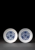 <b>Paar feine kaiserliche unterglasurblau dekorierte Teller mit Lotos und Rankwerk</b>