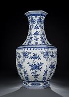 <b>Feine unterglasurblau dekorierte hexagonale Vase aus Porzellan</b>