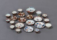 <b>LOT OF IMARI PORCELAINS: NINE SMALL DISHES, A LARGE BOWL AND TWELVE SMALL CUPS, POLYCHROME PAINTED, PARTLY BROWN GLAZED</b>