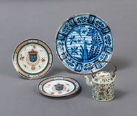 <b>A LIDDED 'FAMILLE ROSE' TEAPOT, A PAIR OF ARITA STYLE SAMSON PLATES WITH COAT OF ARMS AND A DELFTWARE PLATE</b>