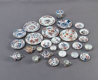 <b>LOT OF IMARI PORCELAIN PIECES: SIX PLATES, THREE TEAPOTS, ONE LIDDED VESSEL, TEN CUPS AND 20 SAUCERS</b>