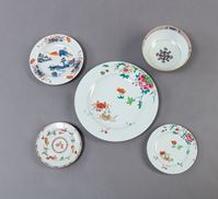 <b>FOUR PORCELAIN PLATES WITH CRAB DECORATION IN 'FAMILLE ROSE' A.O. AND A LARGE BOWL</b>