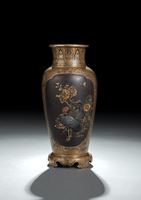 <b>Feine Vase aus Eisen mit Gold- und Silbertauschierung, Dekor in iroe-takazogan mit Reihern und Blüten</b>