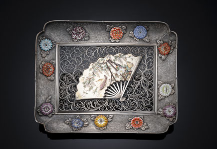 <b>Feines Shibayama-Tablett aus Silber mit Fächerdekor aus Elfenbein und verschiedenen Materialien</b>