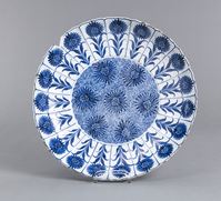 <b>A BLUE AND WHITE FLORAL PLATE</b>