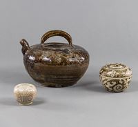 <b>A LARGE POTTERY EWER AND TWO LIDDED BOXES</b>