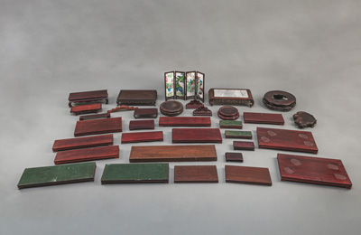 <b>LOT OF WOODEN STANDS (PARTLY IN PAIRS), SMALL TABLES AND A TABLE SCREEN</b>