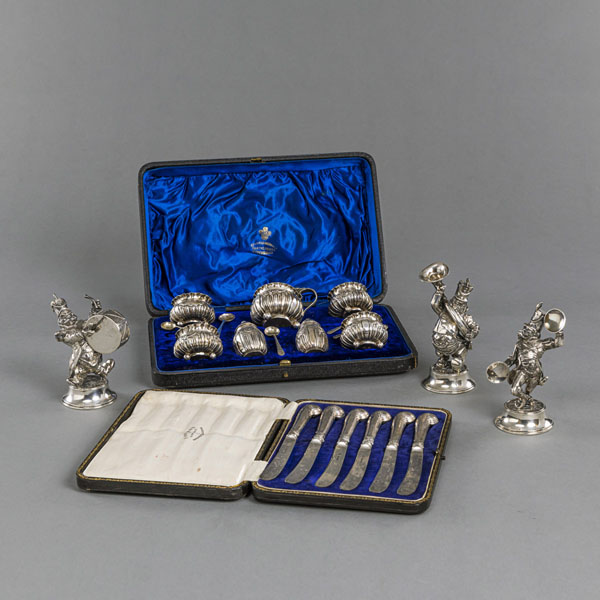 <b>A SILVER SPICE SET IN A BOX, 6 SILVER AND STEEL BUTTER KNIVES IN A BOX AND THREE PLATED FIGURES</b>
