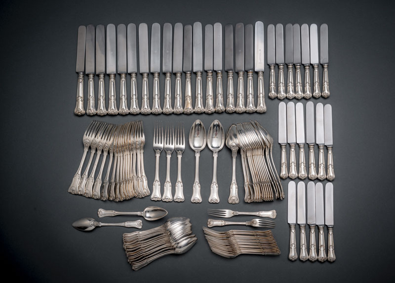 Shell pattern, the spoons and forks tog.circa 4563 grams. The knives tog.circa 4189 grams. German hallmarks and 800 or 13 standard. Maker's mark of Wilkens or FREYTAG or 