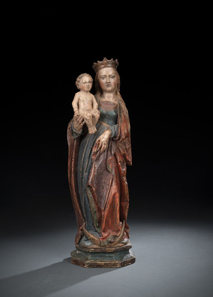 Stehende Figur auf der Mondsichel mit separatem Sockel, das Kind sitzt auf ihrer rechten Hand. Linde, rückseitig geflacht. Reste alter Fassung, übergangen. Altersschäden, rest. Späterer Sockel aus Nadelholz.
