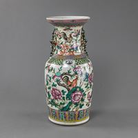 <b>A 'FAMILLE ROSE' VASE WITH ROOSTER AND PEONY DECORATION AND LION HANDLES</b>