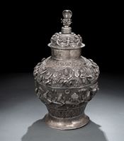 <b>A LARGE SILVER VASE WITH COVER</b>