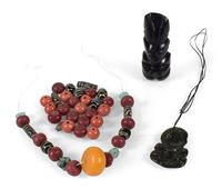 <b>AN OBSIDIAN FIGURINE AND PENDANT AND A NECKLACE</b>