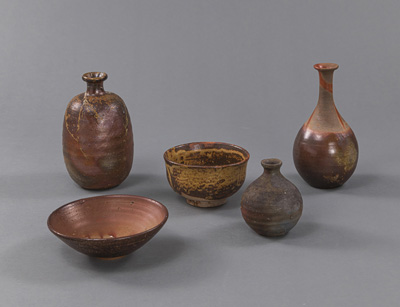 <b>Gruppe von fünf Bizen-Keramiken</b>