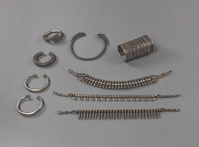 <b>NINE PIECES OF JEWELRY, INCLUDING CHAINS AND BRACELETS, SOME SILVER PLATED</b>