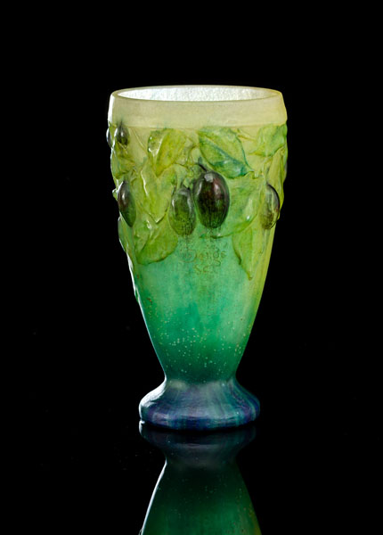 Ausgefertigt von Henri Bergé. Geblasene Glaspaste mit Pflaumendekor. Opakes Glas mit grün-blauem Farbverlauf. Signiert 