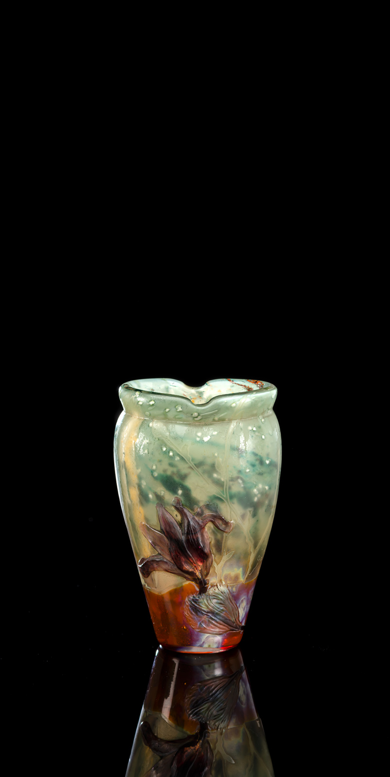 Dickwandiges, farbloses Glas mit Pulvereinschmeldungen und bräunlichem Überfang. Geätzter Dekor und Blüte in Marqueterie-sur-Verre-Technik. Seitlich geätzt 