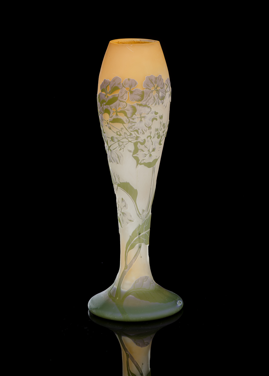 Farbloses Vase mit Überfang in Weiß, Violett und Grün. Partiell lachsfarben unterfangen. Geätzter Dekor von Hortensien. Am Stand hochgeätzte Signatur 