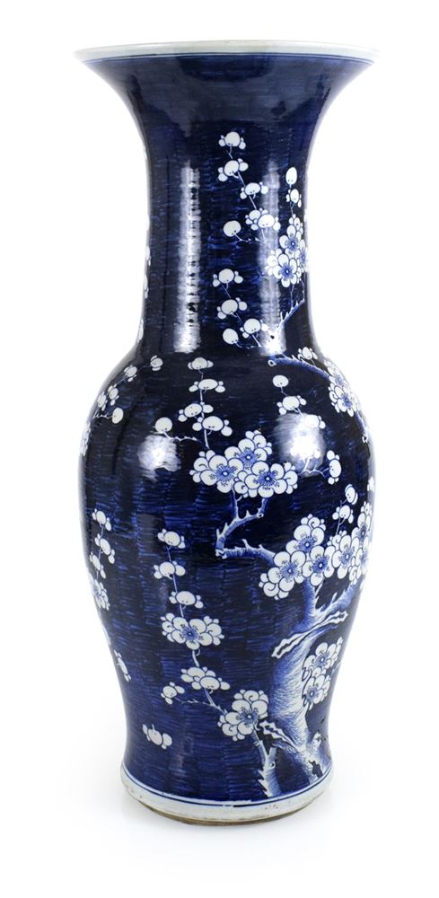 <b>A BLUE AND WHITE PLUM BLOSSOM PORCELAIN VASE</b>