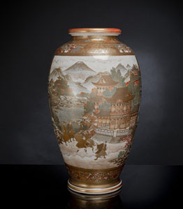 <b>Große Satsuma-Vase mit Samurai-Szene und Tempelansicht mit Seelandschaft</b>