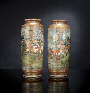 <b>Paar zylindrische Satsuma-Vasen mit Samurai-Szenen in einer Gartenlandschaft</b>