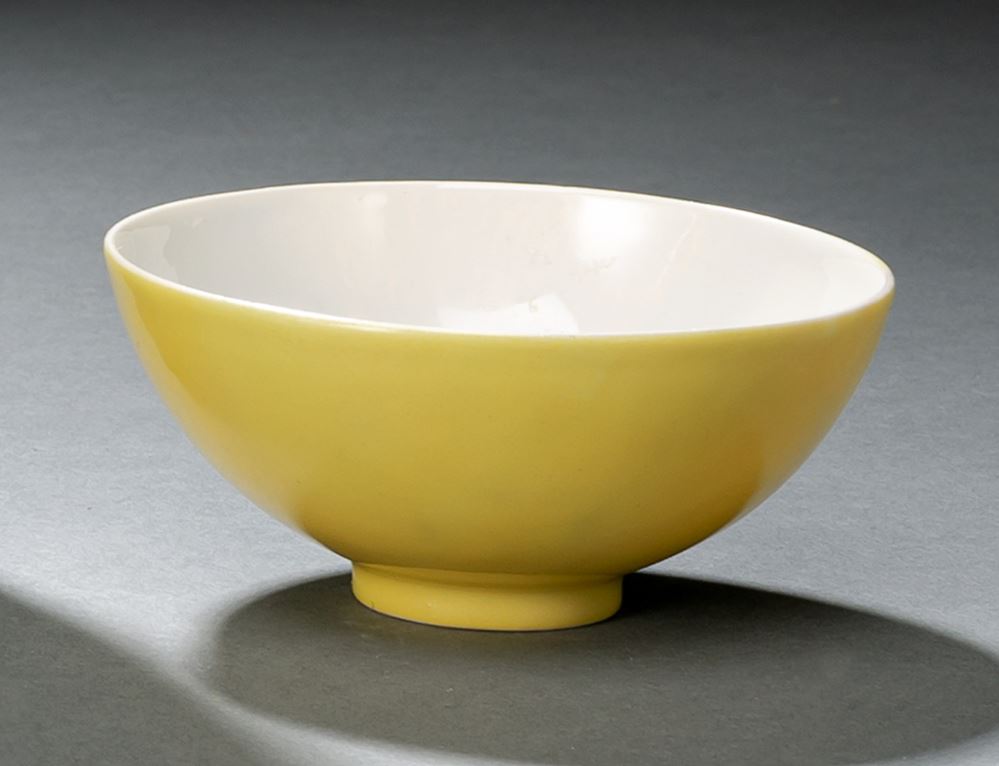 <b>AN IMPERIAL YELLOW GLAZED PORCELAIN BOWL</b>