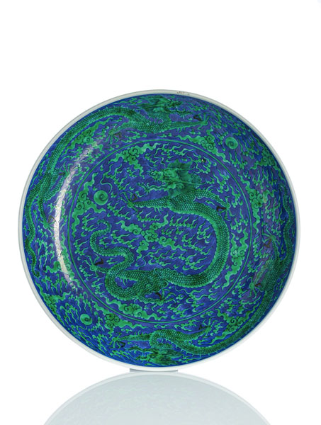 <b>Großer Teller aus Porzellan mit grünen Drachen auf blauem Fond</b>