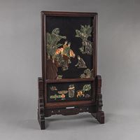 <b>A WOOD TABLE SCREEN WITH INLAID FIGURES AND ANTIQUES DECOR</b>
