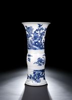 <b>'Gu'-förmige Vase mit Dekor von Blumen der vier Jahreszeiten</b>