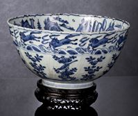<b>A BLOSSOM-SHAPED BLUE AND WHITE FLOWER AND LANDSCAPE BOWL ON CARVED WOOD STAND</b>