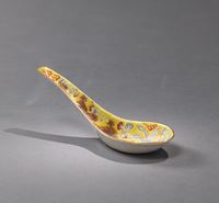 <b>PORCELAIN SPOON WITH POLYCHROME DECORATION WITH DRAGON AND PHOENIX ON YELLOW BACKGROUND</b>