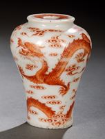 <b>AN IRON-RED PAINTED DRAGON AND CLOUD MEIPING PORCELAIN SNUFFBOTTLE</b>