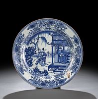 <b>A LARGE BLUE AND WHITE PORCELAIN PLATE WITH A THEATER SCENE IN FRONT OF A PAVILLON</b>