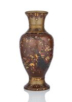 <b>Feine und große Vase mit Dekor eines Pfauenpaares und zahlreichen Vögeln in iroe-takazogan um die Wandung</b>