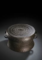 <b>A LARGE BRONZE DRUM WITH ORNAMENTAL DECORATION</b>