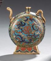 <b>A CLOISONNÉ ENAMEL WATERDROPPER IN SHAPE OF A MINIATURE EWER WITH CHILONG AND SHOU</b>