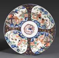 <b>AN IMARI PORCELAIN PLATE WITH FIGURAL SCENES</b>