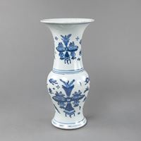 <b>A BLUE AND WHITE ANTIQUITIES YENYEN PORCELAIN VASE</b>