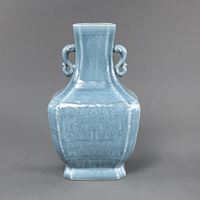 <b>A HU-SHAPED ARCHAISTIC HU-SHAPED 'CLAIR DE LUNE' VASE</b>